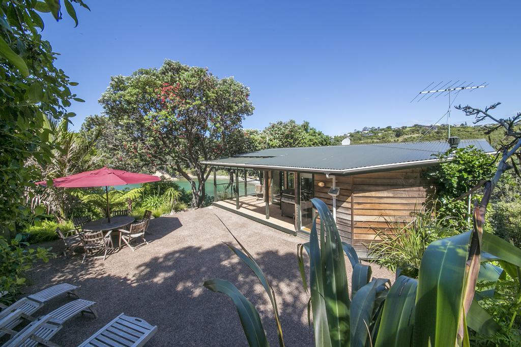 Beachfront Enclosure Bay - Waiheke Unlimited Holiday home Oneroa