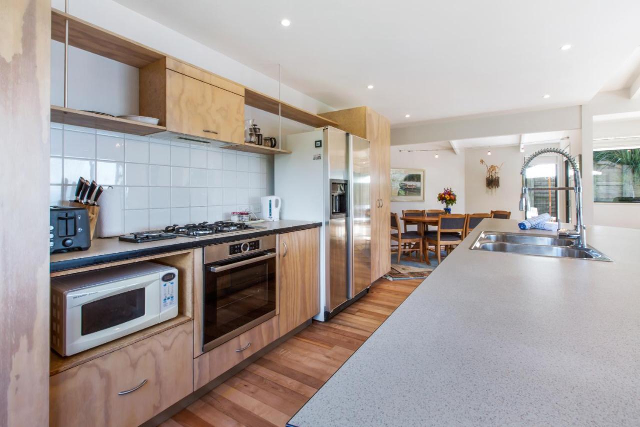 Beachfront Enclosure Bay - Waiheke Unlimited Holiday home *