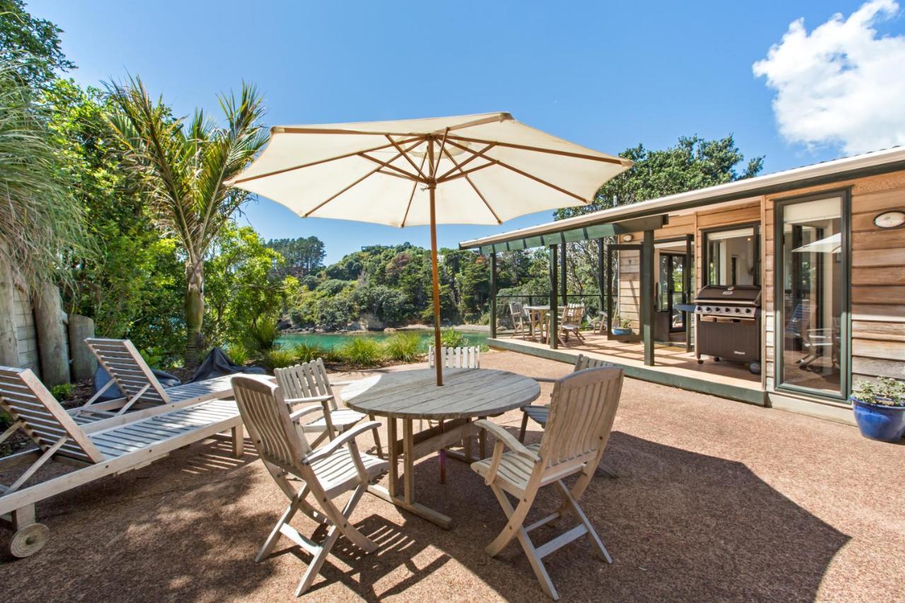 Beachfront Enclosure Bay - Waiheke Unlimited Holiday home *