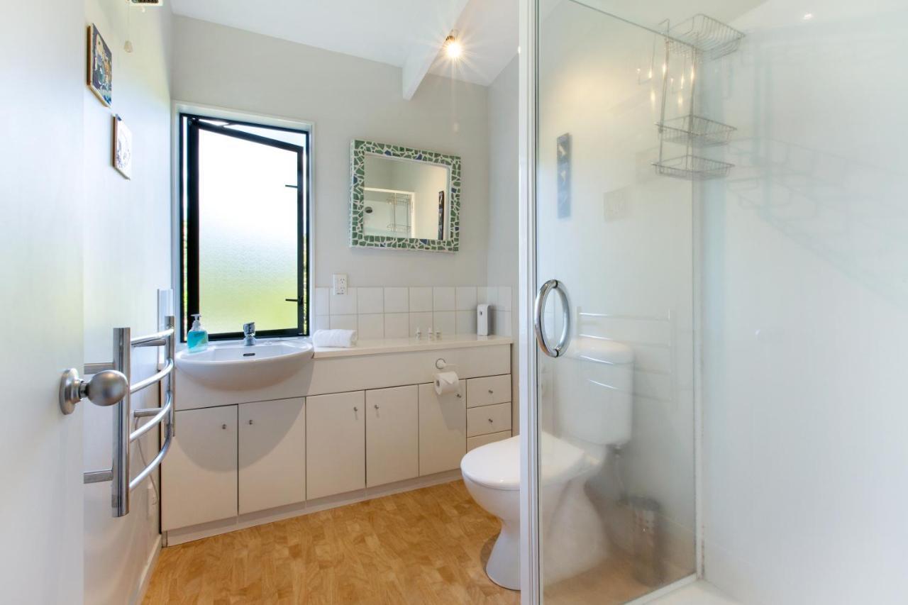 Beachfront Enclosure Bay - Waiheke Unlimited Holiday home