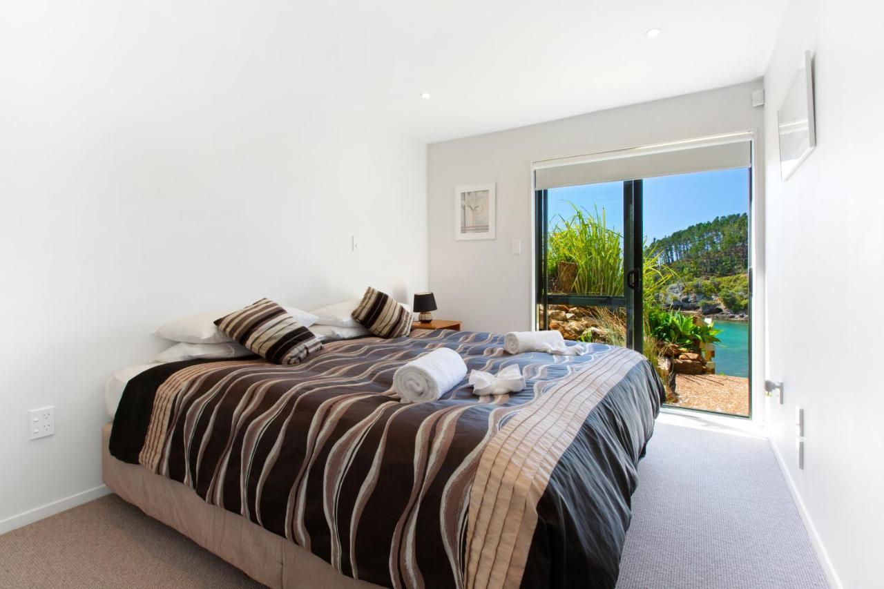 Beachfront Enclosure Bay - Waiheke Unlimited Holiday home